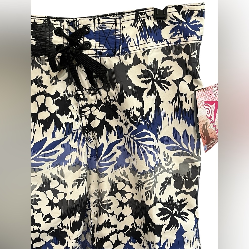 NWT Woman’s Board Shorts - Size 2 - - Picture 3 of 7